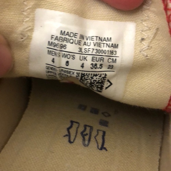 Red low top converse - Picture 2 of 6